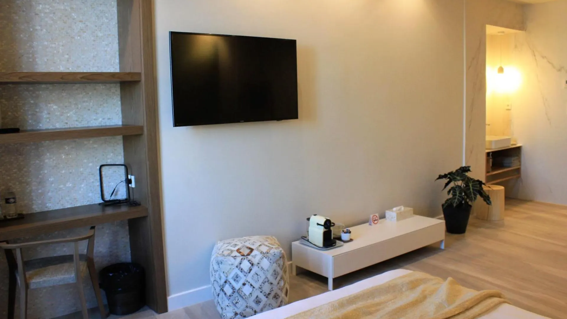 ניס Les Suites Massena 3*,