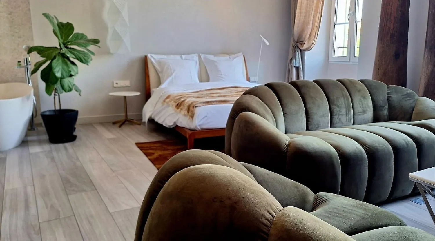 Les Suites Massena Nice 3*,