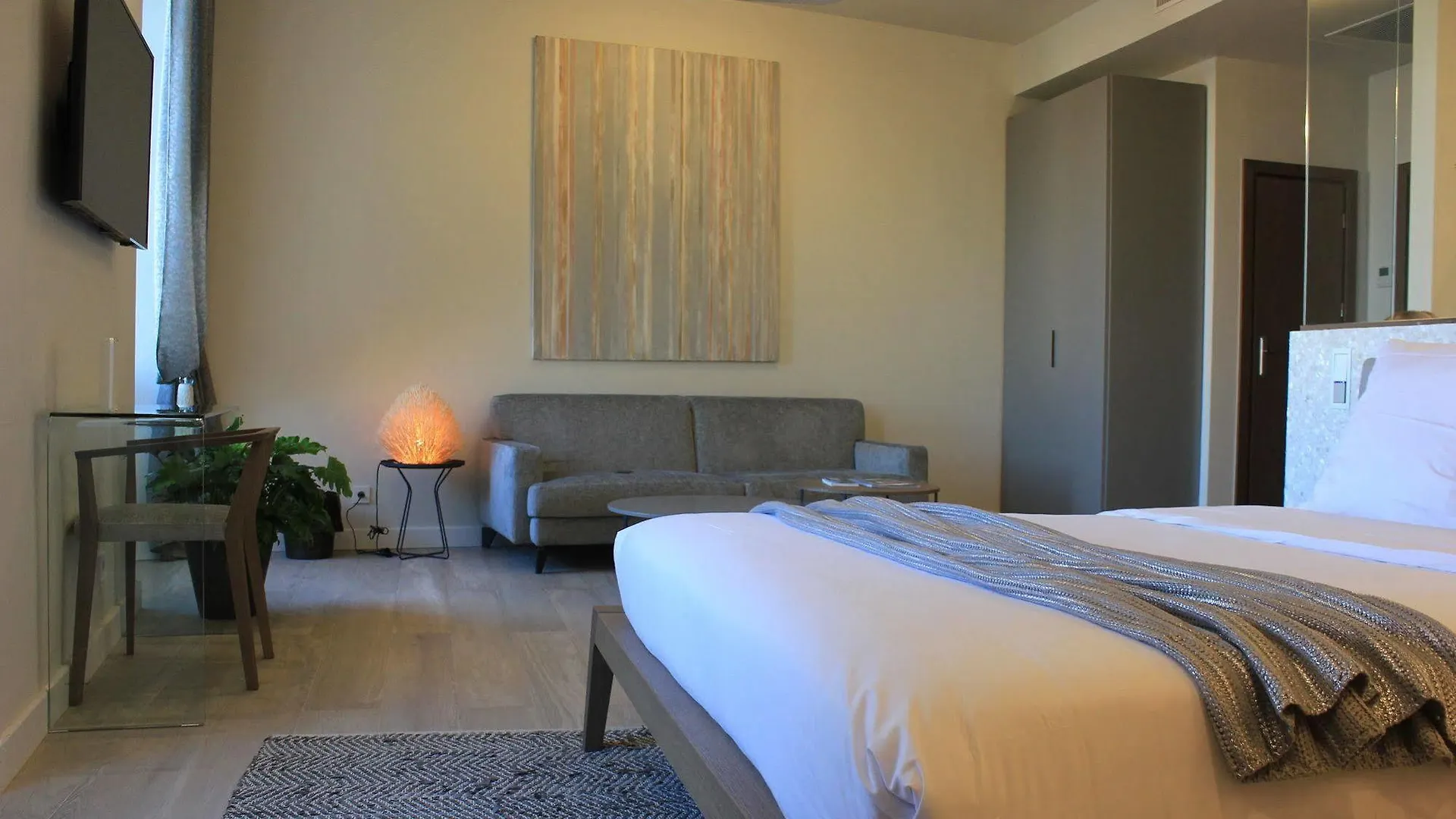 ניס Les Suites Massena 3*,